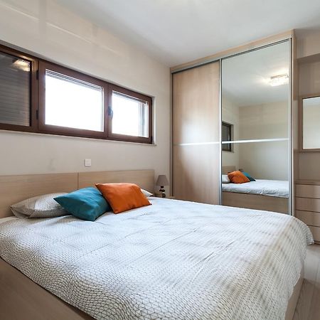 Renata Apartment 2Br, Near Beach Petrcane Buitenkant foto