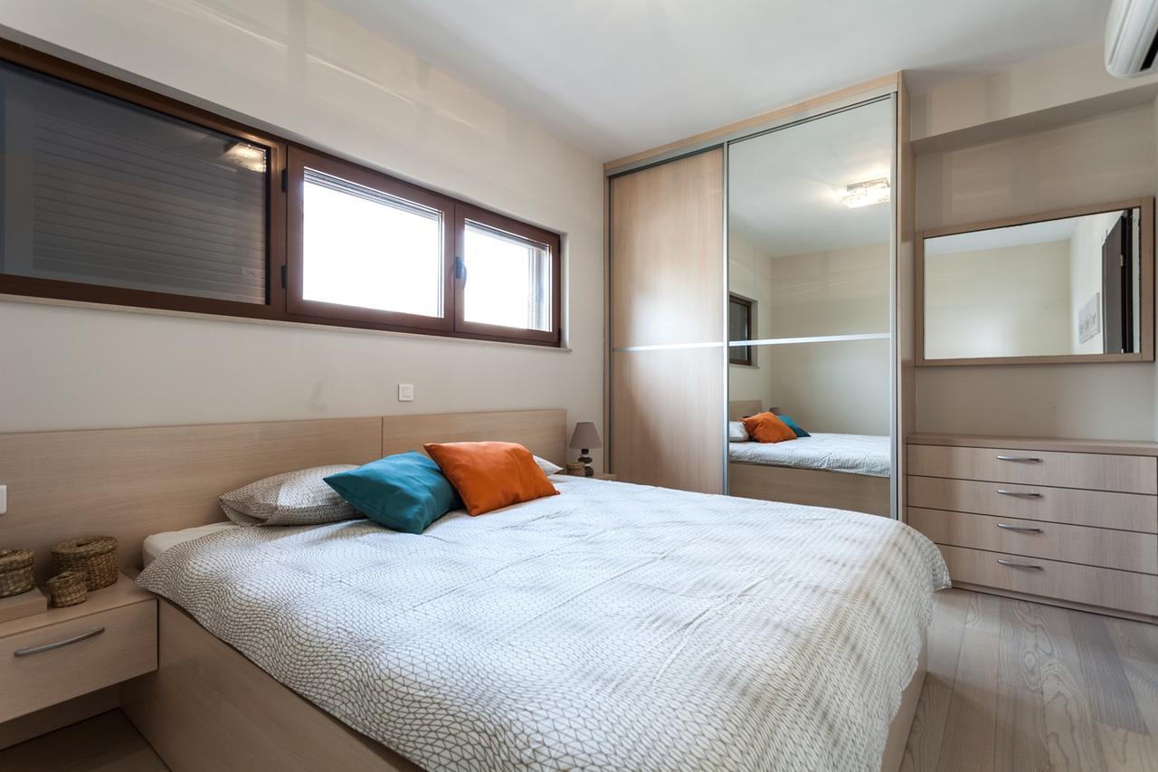 Renata Apartment 2Br, Near Beach Petrcane Buitenkant foto